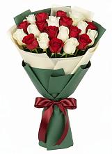 Букет Микс из красных и белых роз в Поздняково
