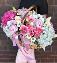 Композиция солнечный день в Поздняково Цветочная композиция из Розы, Хризантемы, Пионы и Лизиантусы в корзине в Поздняково