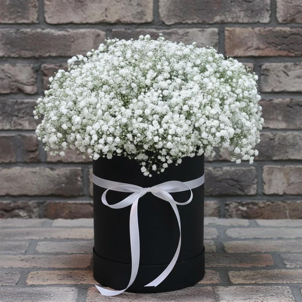 Цветочная композиция из Гипсофила в шляпной коробке в Поздняково