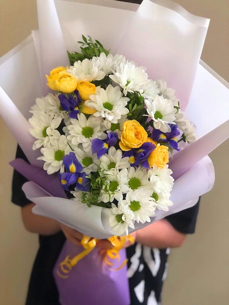 Букет цветов из: Ирисы, Хризантемы и Розы в Поздняково