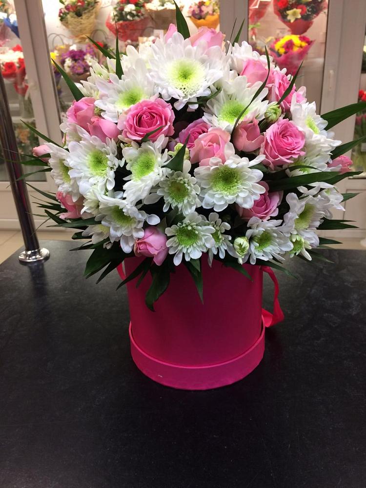 Цветочная композиция из Розы и Хризантемы в шляпной коробке в Поздняково