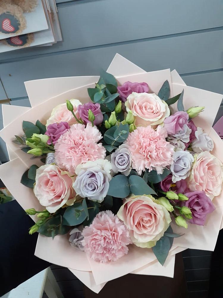 Букет цветов из: Розы, Гвоздики и Лизиантусы в Поздняково