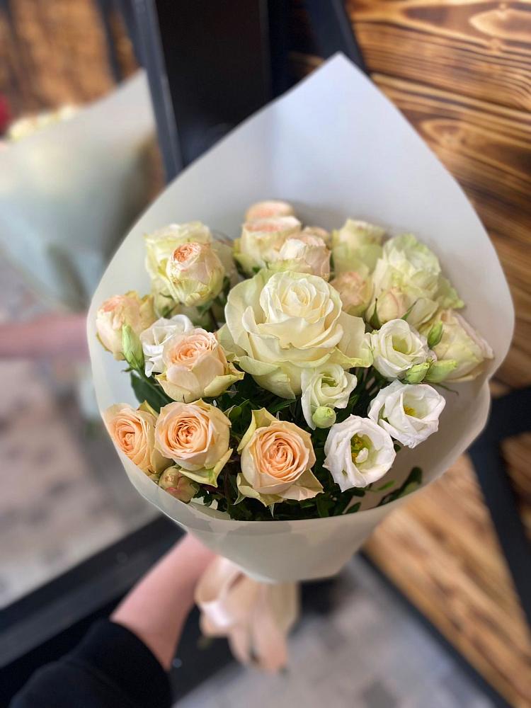 Букет цветов из: Розы и Лизиантусы в Поздняково